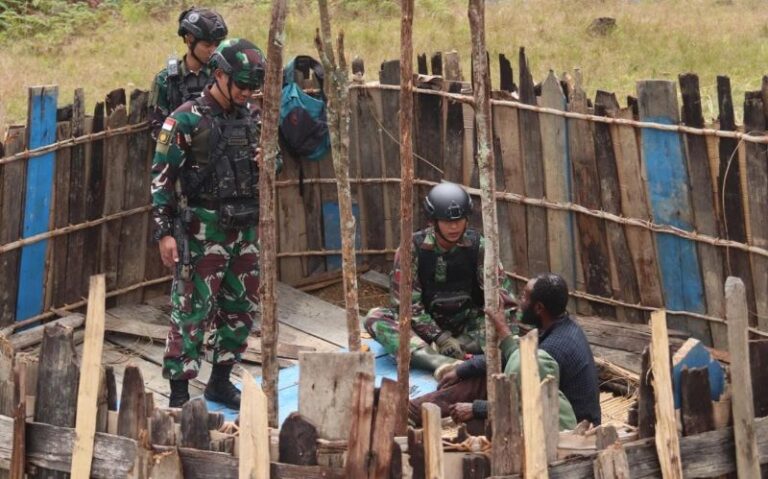 Satgas Yonif 330 Bantu Bangun Honai Warga