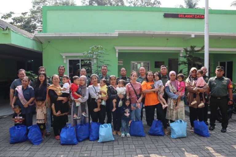 Anak Stunting Mendapat Bantuan Sembako di Koramil 05/Kebayoran Baru