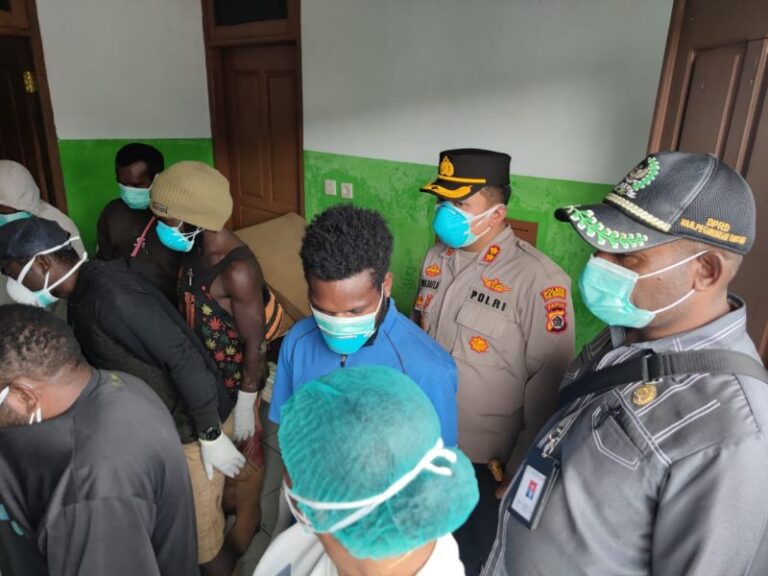 Kapolres Pegunungan Bintang Serahkan Kelima Jenazah Para Pelaku KKB Kodap XXXV