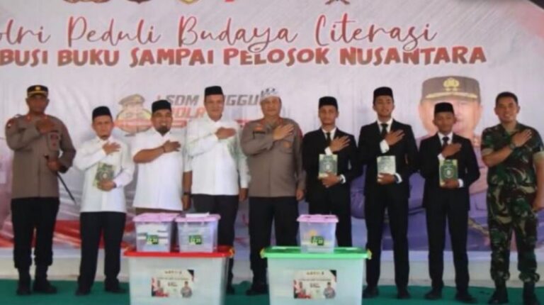 Kapolda Aceh Salurkan Buku dan Kitab di Dayah Oemar Diyan