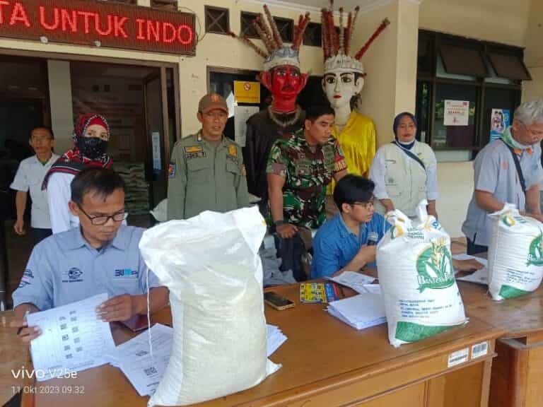 Babinsa Koramil 01/Jatinegara Salurkan Bantuan Cadangan Beras ke Warga