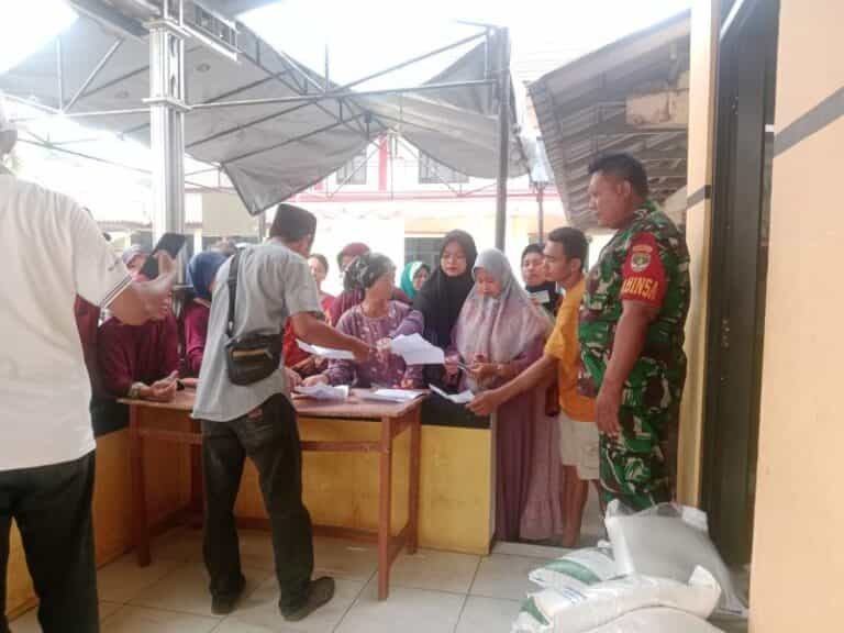 Babinsa Panongan Dampingi BBPN Salurkan Beras ke Masyarakat 