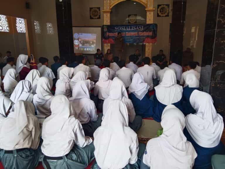 Danramil 13/Kedungwaingin Sosialisasi Bahaya Narkoba Di SMAN 1 Kedung Waringin