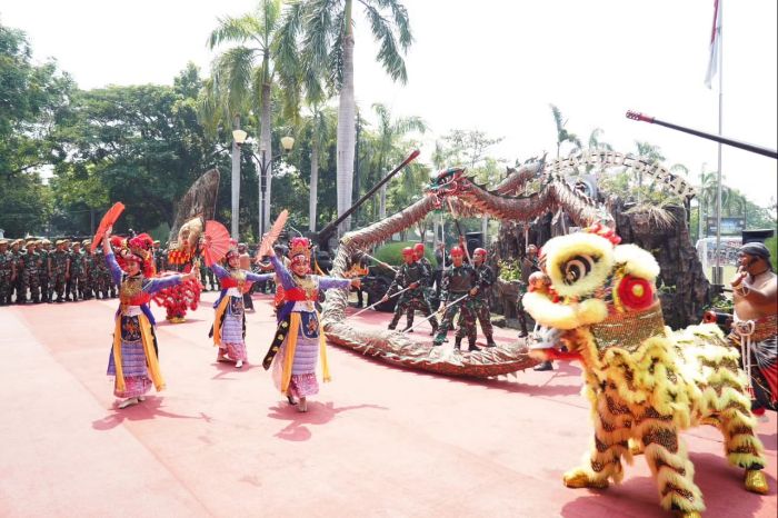 Pangdam Jaya Kunker Ke Yonarhanud 6/BAY di Sambut Barongsai dan Reog