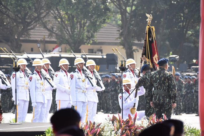 Upacara Serah Terima Pataka Korps Brimob Polri ke Dankor Brimob Baru