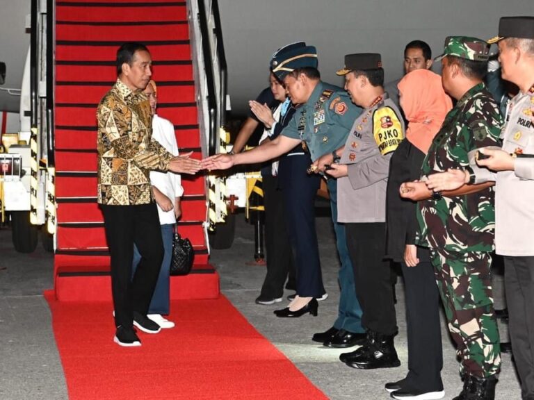 Presiden dan Ibu Iriana Jokowi Tiba di Bandara Udara Internasional Juanda