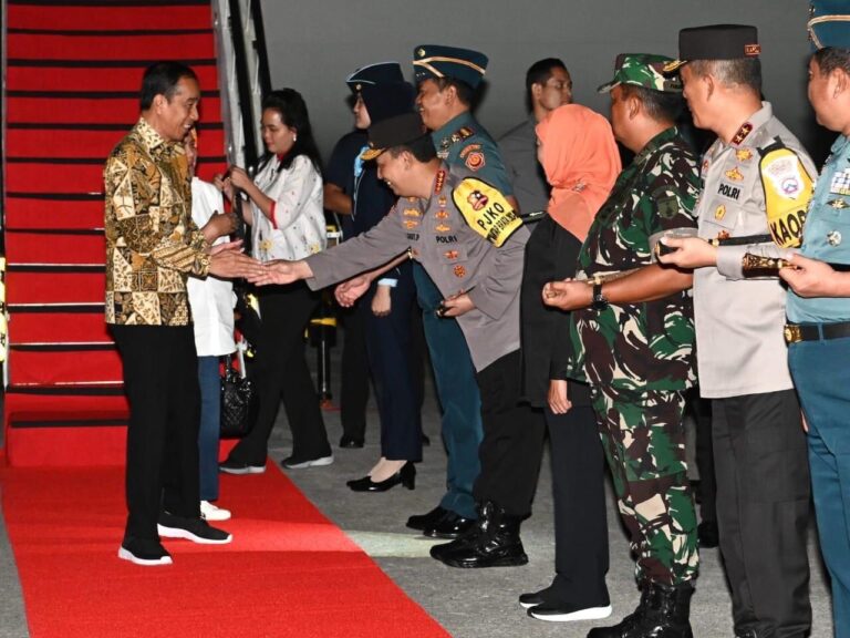 Panglima TNI dan Kapolri Sambut Kedatangan Presiden Jokowi dan Ibu Iriana di Bandar Udara Internasional Juanda