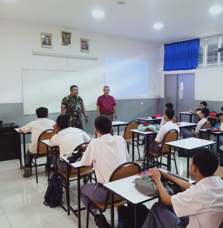 Sambangi SMK Strada, Babinsa Sawah Besar Memberikan Materi Wawasan Kebangsaan 