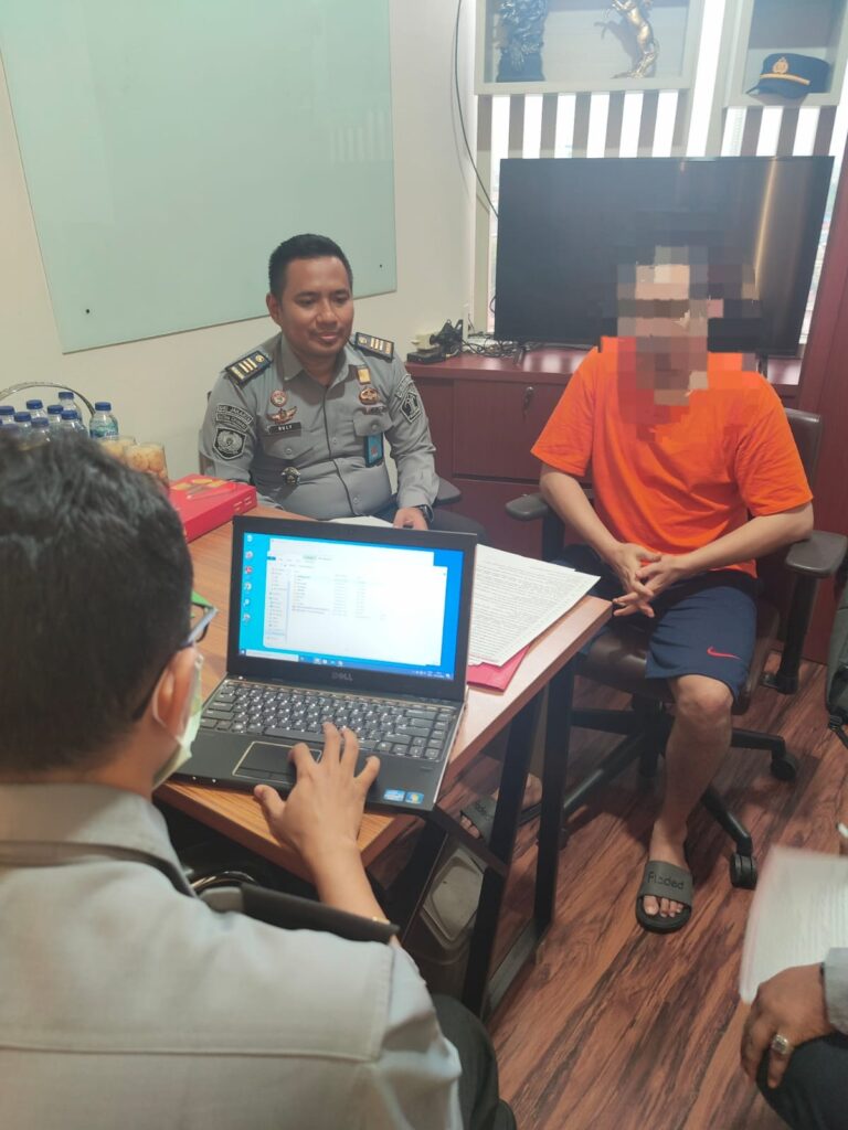 Petugas lapas cipinang