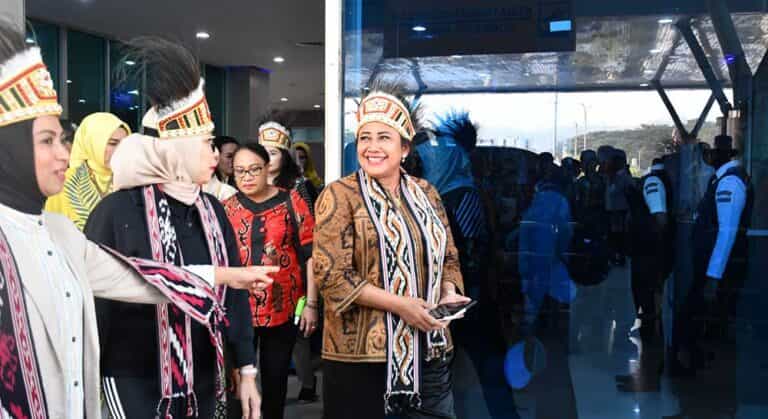 Ketua Umum (Ketum) Dharma Pertiwi Ny. Vero Yudo Margono menghadiri peresmian sekretariat Dewan Kerajinan Nasional Daerah (Dekranasda)