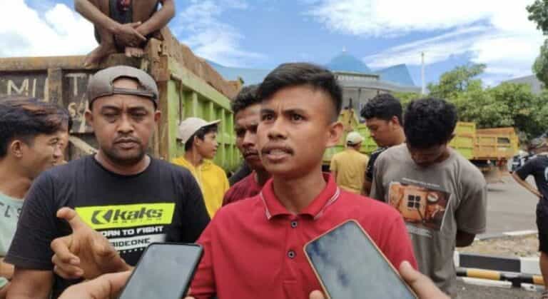 Kantor DPRD Sultra digeruduk ratusan sopir truk yang menuntut agar kebijakan pembatasan tonase muatan tidak diberlakukan. Aspirasi itu