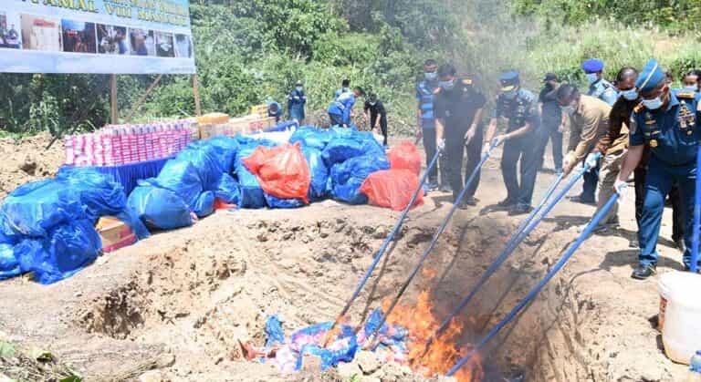 Barang bukti hasil tangkapan Satgas Gakkumla Lantamal VIII dilakukan pemusnahan. Barang ilegal yang dimusnahkan ini adalah kumpulan