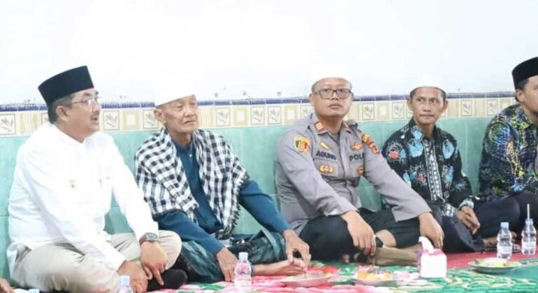 Anwar Sadat, hadiri Peringatan Maulid Nabi Muhammad SAW 27 Rabiul Awal 1445 H di Masjid Raudatul Mutaqqin Desa Pembengis Bram Itam