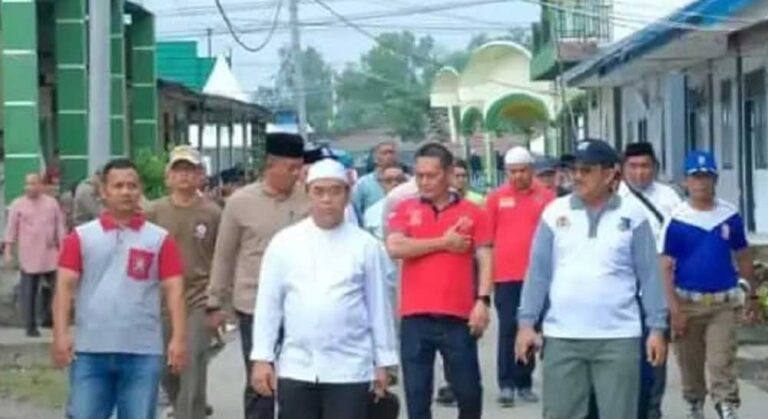 Bupati Tanjung Jabung Barat Drs. H. Anwar Sadat, meninjau secara langsung ke lokasi acara di Ponpes Al Baqiyatush Shalihat Kuala Tungkal
