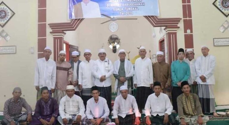 Bupati Tanjung Jabung Barat, Drs. H. Anwar Sadat melaksanakan Safari Subuh yang rutin digelar setiap subuh Jum'at di Masjid Baburrahmah