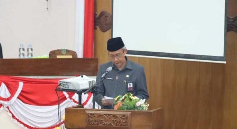 Mewakili Bupati, Sekretaris Daerah Tanjabbar Ir. H. Agus Sanusi, menghadiri Rapat Paripurna Pertama DPRD Kabupaten Tanjung Jabung Barat