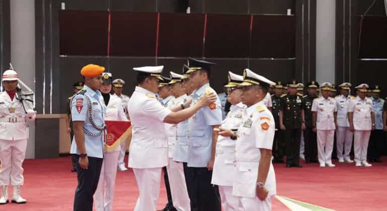 Panglima TNI melakukan serah terima jabatan tiga jabatan strategis TNI yakni Sertijab Kapusku TNI, Kapuskersin TNI dan Dansatsiber TNI
