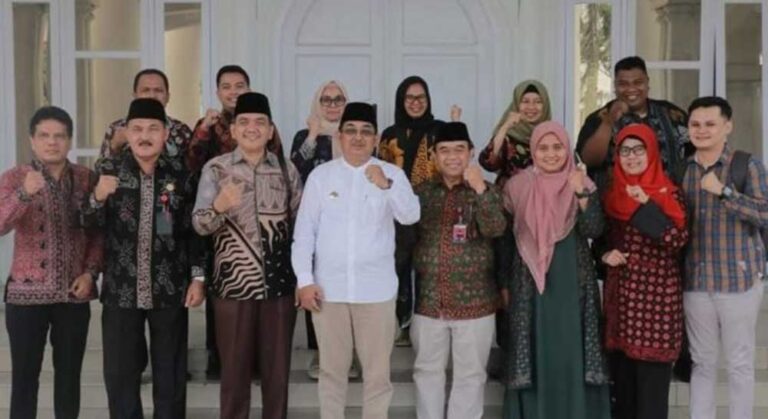 Anwar Sadat, sambut silaturahmi Komisaris Bank Jambi Rahayu, Kita berharap Bank Jambi terus berinovasi dan berkontribusi bagi masyarakat