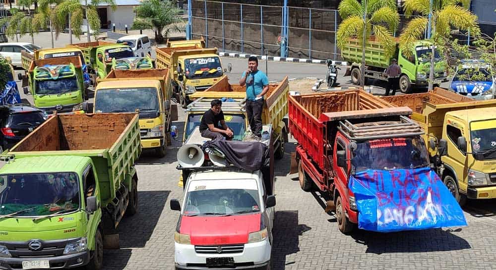 DPRD Sultra Digeruduk Ratusan Sopir Truk Protes Kebijakan Pembatasan Tonase Muatan Unjuk rasa kebijakan pembatasan tonase muatan di DPRD Sultra Kantor DPRD Sultra digeruduk ratusan sopir truk yang menuntut agar kebijakan pembatasan tonase muatan tidak diberlakukan. Aspirasi itu
