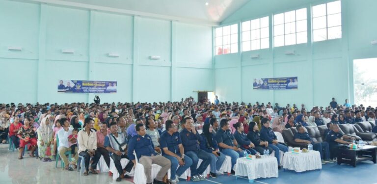 HUT ke-12, Ketua DPP dan Partai NasDem Tapteng Bagikan Bantuan untuk 2500 Nelayan