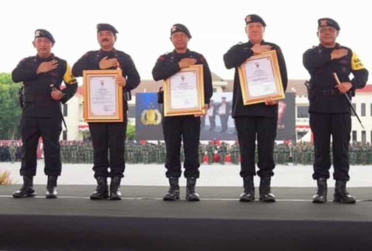 Penyematan Roda Kompas Tandai Pengangkatan Kasad Jadi Warga Kehormatan Utama Korps Brimob