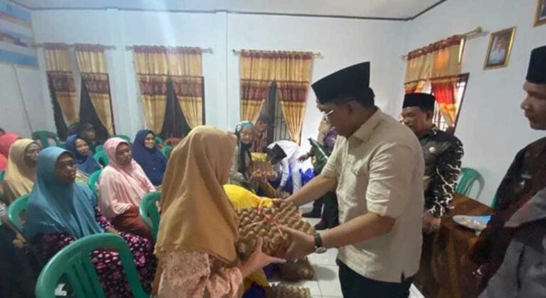 Bupati Tanjung Jabung Barat (Tanjabbar), Drs. H. Anwar Sadat serahkan Bantuan Sosial (Bansos) kepada Lansia dan Penyandang Disabilitas,