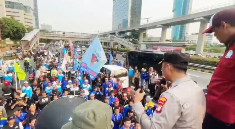 Kapolsek Metro Setiabudi Amankan Aksi Unras Dengan Humanis, Pendekatan yang Mencuri Hati Peserta Demo