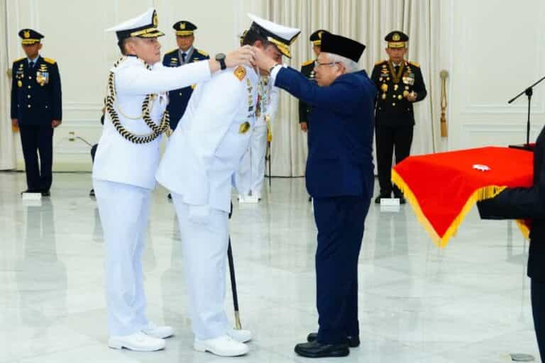 Panglima TNI Laksamana TNI Yudo Margono Terima Tanda Kehormatan Bintang Yudha Dharma Utama