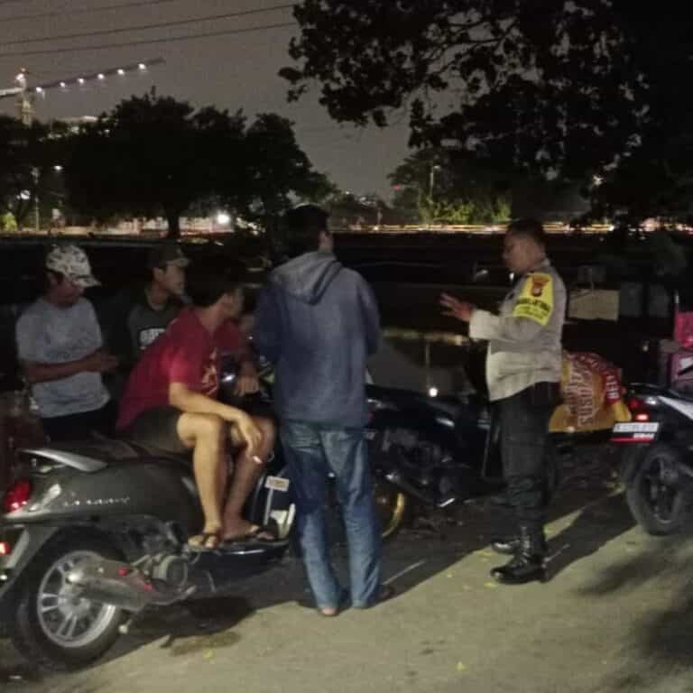 Bhabinkamtibmas Polsek Cengkareng  Beri Edukasi Remaja yang Nongkrong