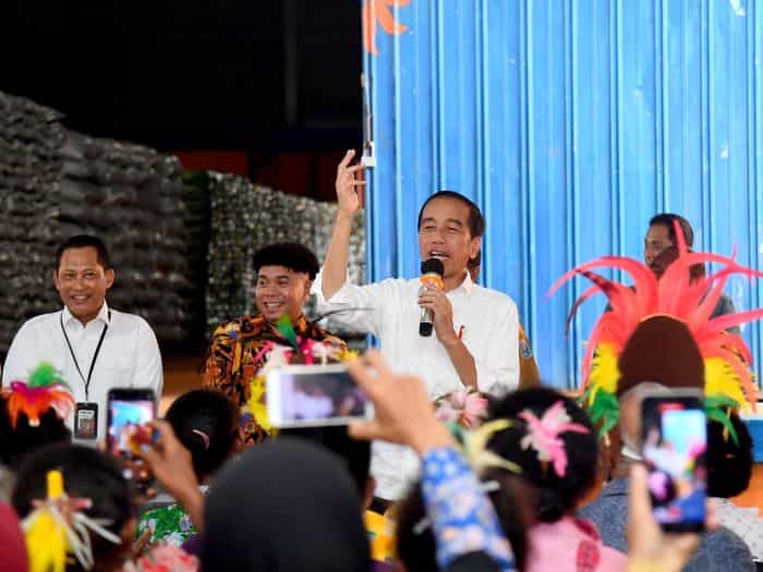 Jokowi Cek Persediaan Beras di Komplek Pergudangan Bulog Mandala Papua