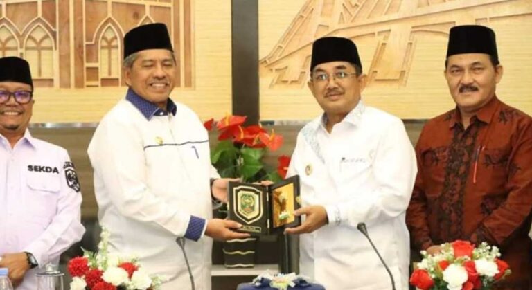 Rombongan Pemkab Tanjabbar yang dipimpin oleh Bupati Tanjabbar, Drs. H. Anwar Sadat, M.Ag, disambut oleh Bupati Siak, Drs. H. Alfedri,
