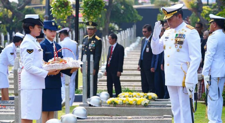 Pelaksanaan upacara ziarah nasional dalam rangka peringatan Hari Pahlawan dipimpin oleh Presiden RI Joko Widodo dan bertindak sebagai
