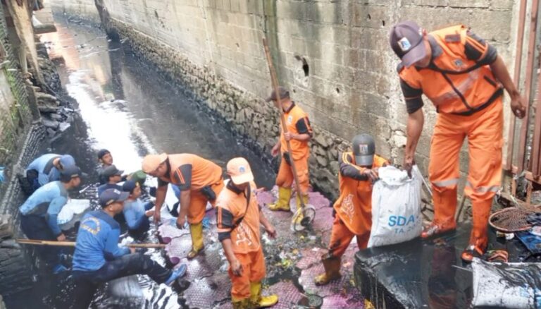 Antisipasi Banjir, Kelurahan Rawa Buaya Gerebek Lumpur Kali Pechotong