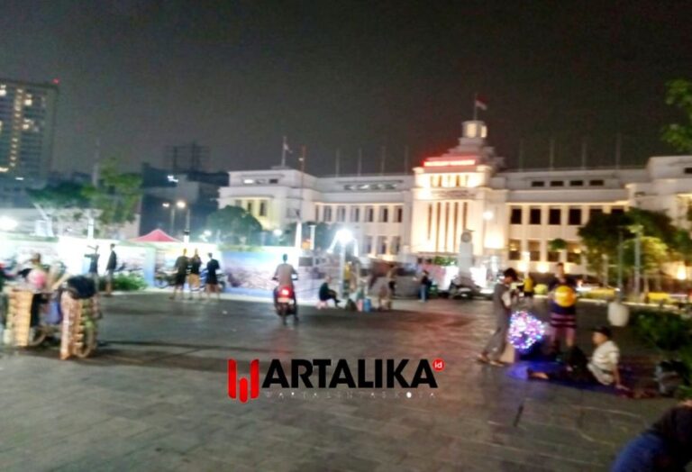 Pengunjung Resah Sejumlah PKL Kawasan Kotatua Kuasai Taman Stasiun Kota dan Getok Harga