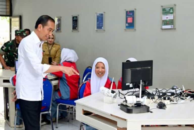 Presiden Jokowi Sapa Siswa dan Cek Kegiatan Pembelajaran di SMKN 1 Kedungwuni Pekalongan