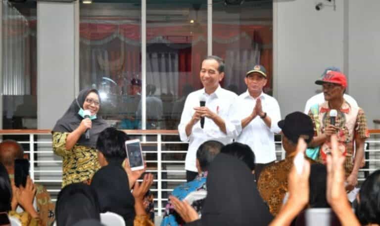 Presiden RI Jokowi Turun Langsung Bagikan BLT El Nino di Kantor Pos Malang