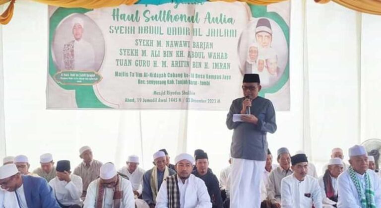 Mewakili Bupati Tanjung Jabung Barat Anwar Sadat, Staf Ahli Hukum Setda Tanjabbar, H. Angsori, menghadiri acara Haul Akbar Sulthonul