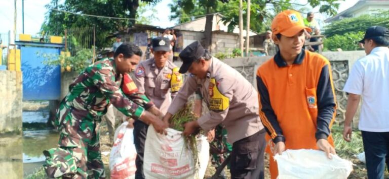 Bersih-bersih Kali Antisipasi Bencana Banjir Danramil 06/Cakung Pimpin Karya Bakti