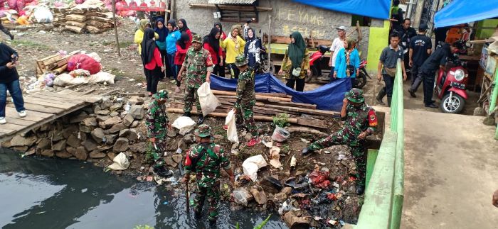 Cegah Banjir, Kodim 0505/JT Giat Karya Bakti Bersihkan Kali Pasar Induk Kramatjati