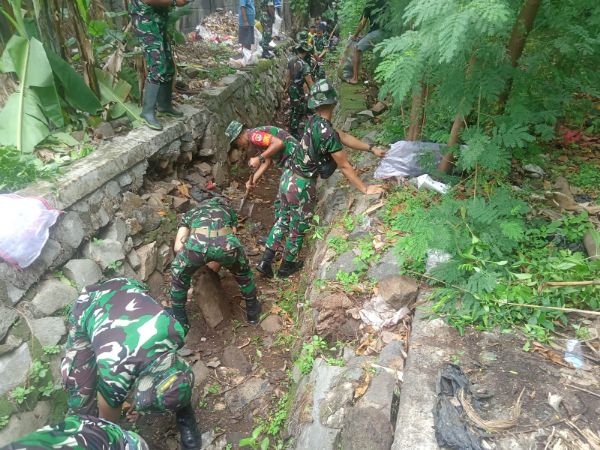 Lingkungan Bersih, Koramil Kramatjati Karya Bakti Bersihkan Sarana dan Prasarana Umum