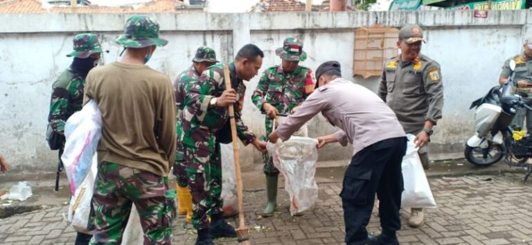 Peduli Terhadap Warga, Koramil Jatinegara Giat Karya Bakti Bersihkan Sampah Pasar Tjiplak