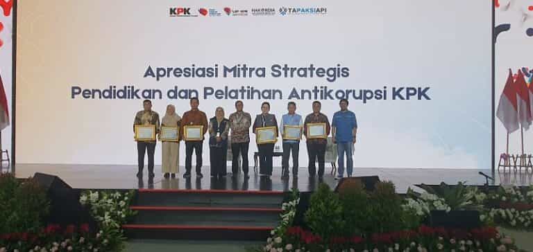Hadiri Hakordia 2023, Inspektur Daerah Riau Terima Penghargaan Dari KPK
