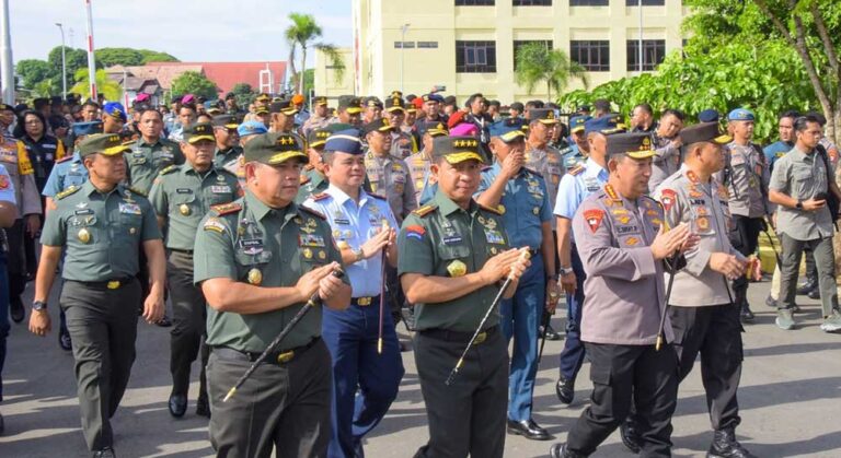 Kompak bersama Kapolri Jenderal Polisi Listyo Sigit Prabowo, Panglima TNI Jenderal TNI Agus Subiyanto melakukan kunjunga kerja ke Kota