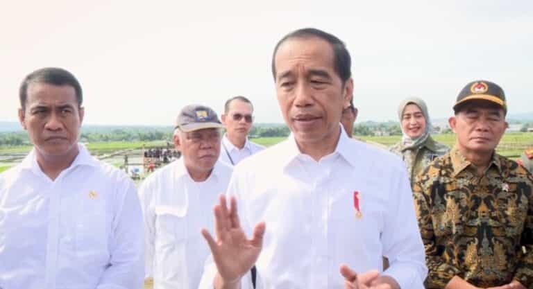 Presiden Jokowi Tanam Padi Bersama di Kalibogor, Petani Bisa Gunakan KTP Beli Pupuk