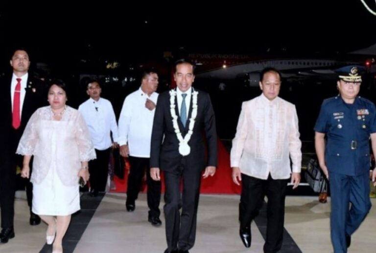 Presiden Jokowi Berserta Rombongan Terbatas Tiba di Colonel Jesus Villamor Air Base, Filipina