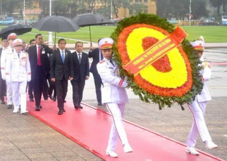 Presiden Jokowi Kunjungi Monumen Pahlawan Nasional Vietnam dan Mausoleu
