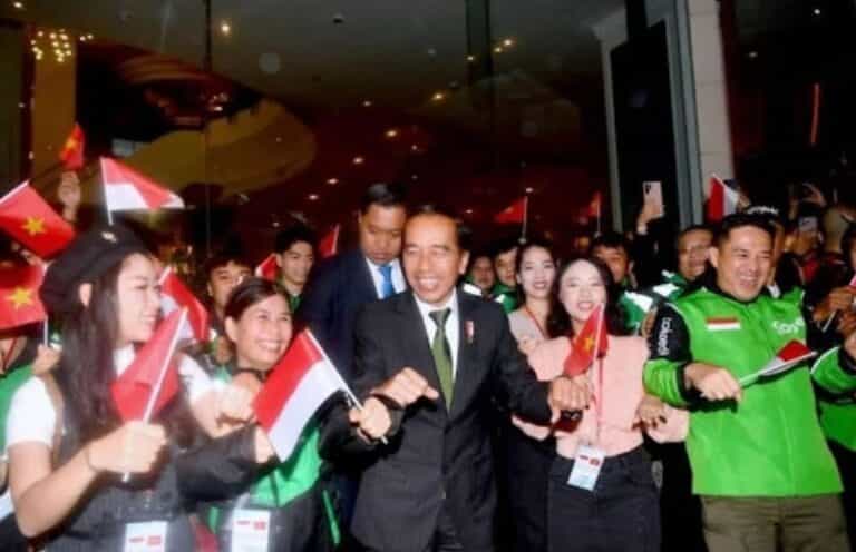 Presiden Jokowi Ikut Joget Bareng Warga Saat Disambut di Vietnam