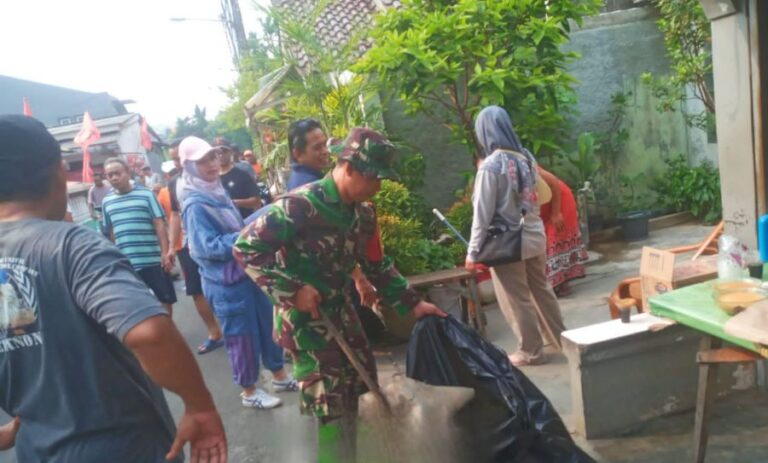 Lingkungan Bersih, Babinsa Koramil 03/Pasar Rebo Ajak Warga Kerja Bakti