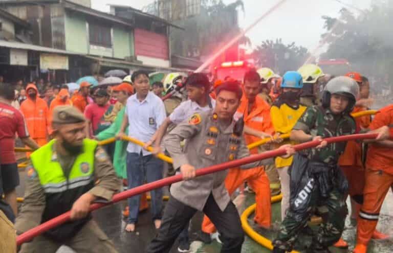 Kisah Inspiratif, Kapolsek Metro Setiabudi Bersinergi TNI dan Satpol PP Bantu Petugas Damkar