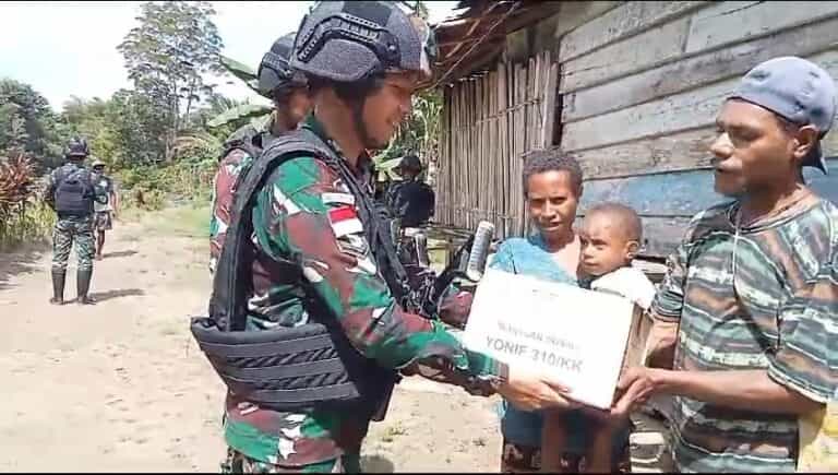 Peka Terhadap Kondisi Sekitar, Satgas Yonif 310/KK Bagikan Sembako dan Berikan Pengobatan Gratis